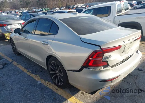 2021 Volvo S60 T5 Momentum z USA, uszkodzony, nr VIN 7JR102TZXMG107825